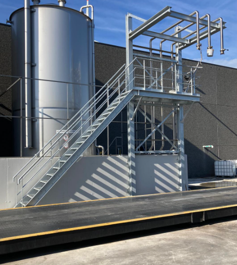 Laadsysteem voor liquids - industriele installatie met silo, platform en weegbrug
