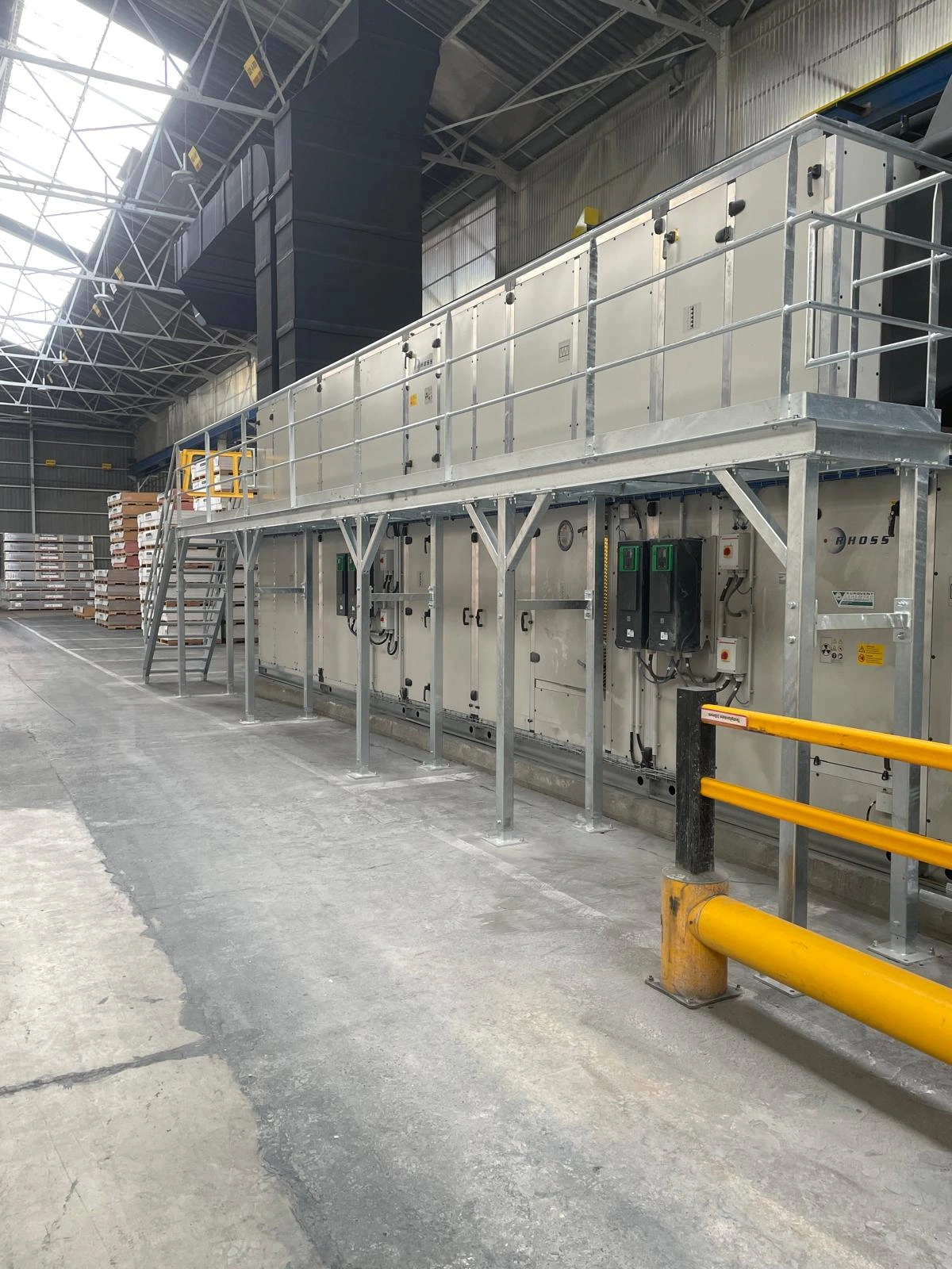 Industriele trap met bordes