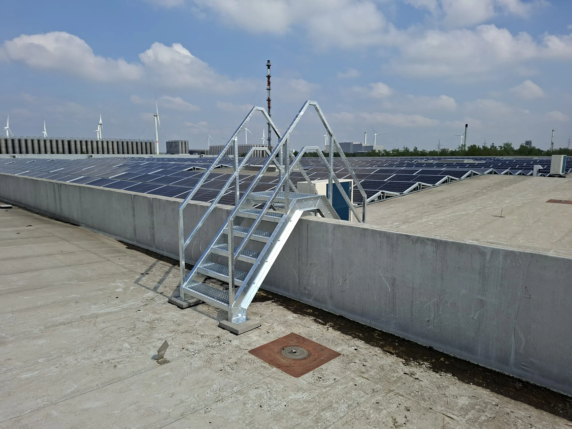 Industriele kooiladder met bordes